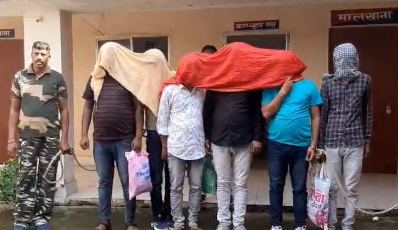 दुमका में 6 शातिर साइबर ठग गिरफ्तार, स्कीम का लालच देकर खाते से उड़ा रहा था रुपया