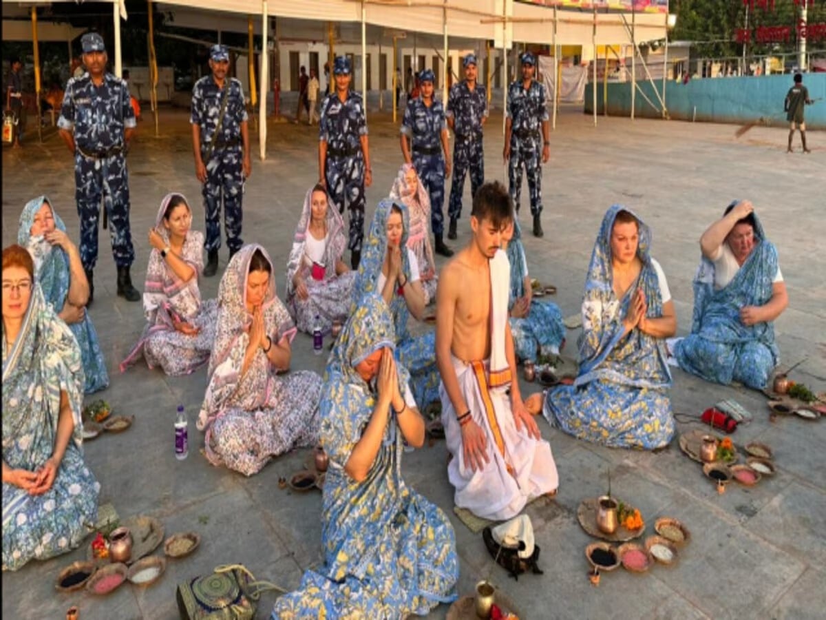 गया जी : विदेशी महिलाएं पहनी हुई थी भारतीय पोशाक  और कर रही थी कर्मकांड