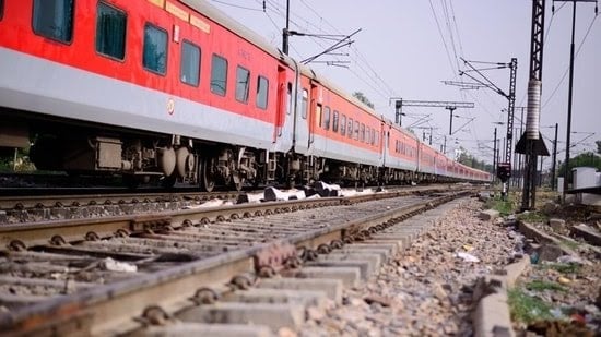 धनबाद से खुली राजधानी एक्सप्रेस के मतारी पहुंचते-पहुंचते ट्रेन में हो गई फायरिंग,जानिए फिर क्या हुआ