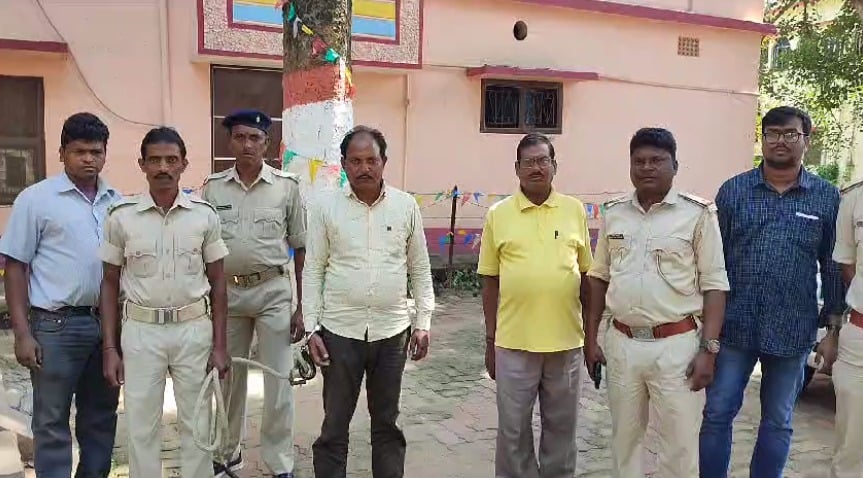 दुमका : वन विभाग ने अवैध लकड़ी से लदी पिकअप वैन किया जब्त, एक लकड़ी माफिया गिरफ्तार