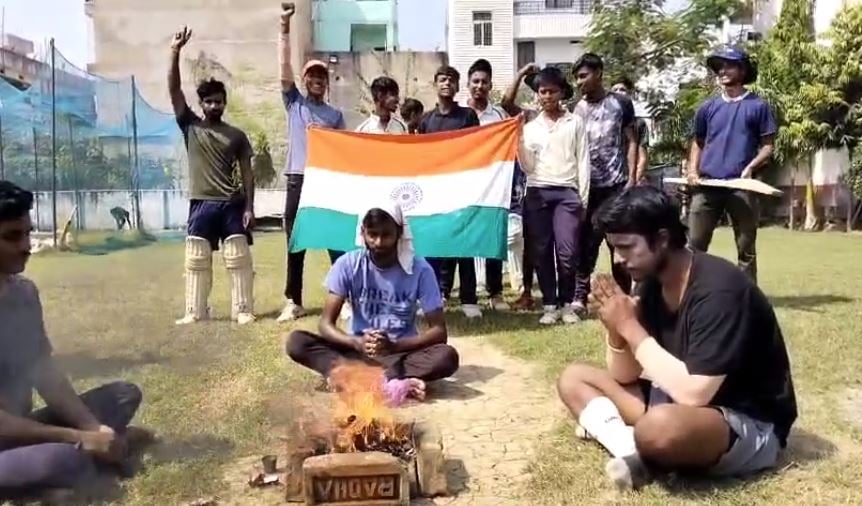 वर्ल्ड कप :भारत पाकिस्तान के महामुकाबले से पहले भारत की जीत के लिए किया जा रहा हवन, उत्साह में काफी फैंस