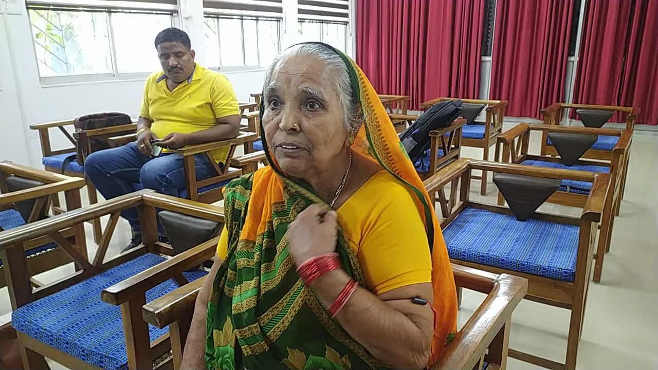 नवरात्रि में एक माँ की पूजा, तो एक का तिरस्कार क्यों? पढ़ें दर-दर भटकने को मजबूर लाचार माँ  की कहानी