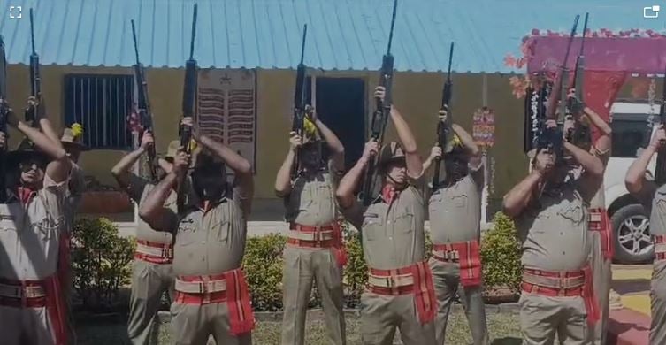 राजधानी रांची की अनोखी परंपरा: देखिये कैसे जैप-1 जवानों के द्वारा बंदूक से फायरिंग कर मां दुर्गा को दी जाती है सलामी