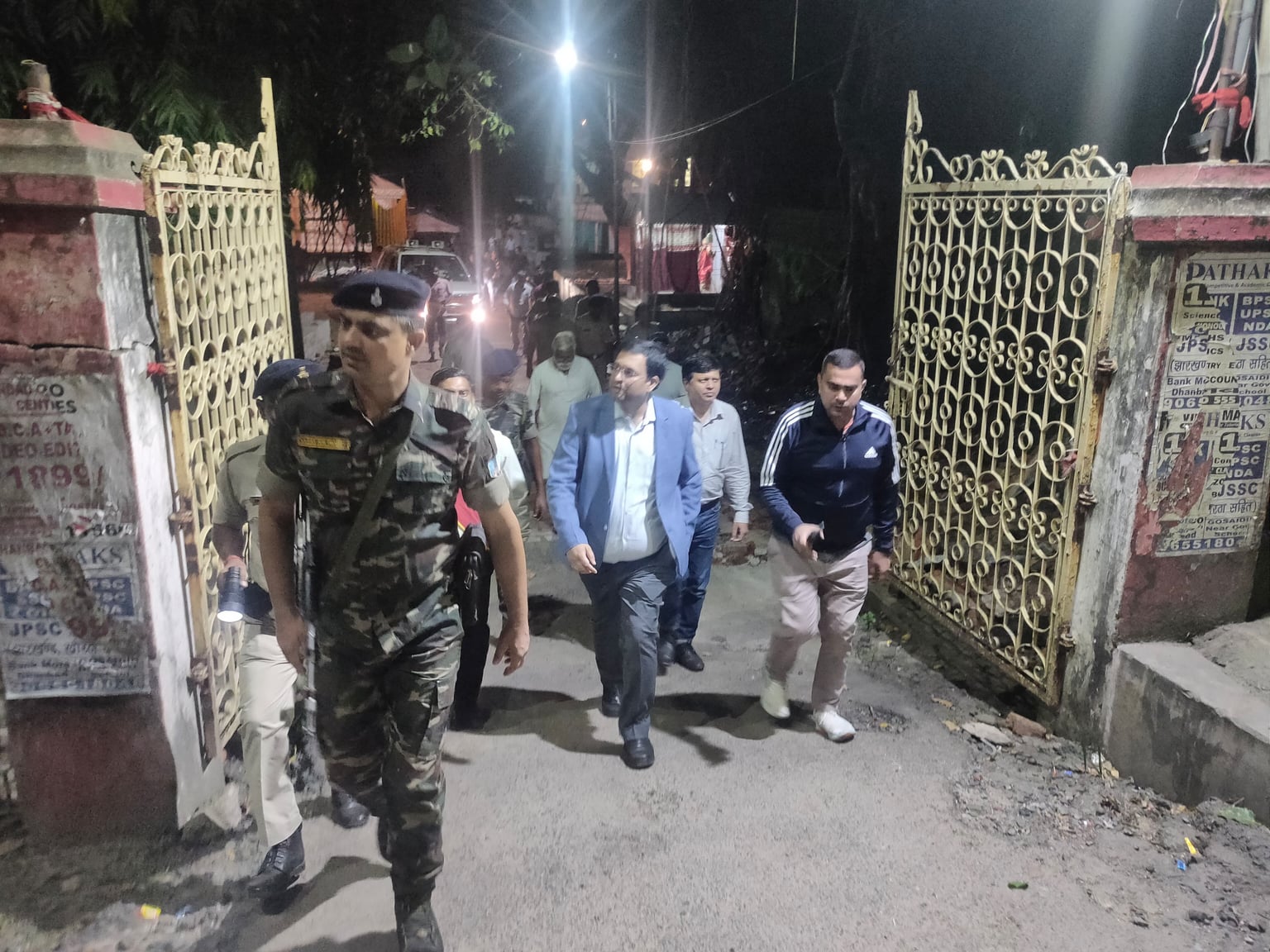 धनबाद का पूरा प्रशासनिक अमला था सड़क पर ,जानिए क्या थी वजह