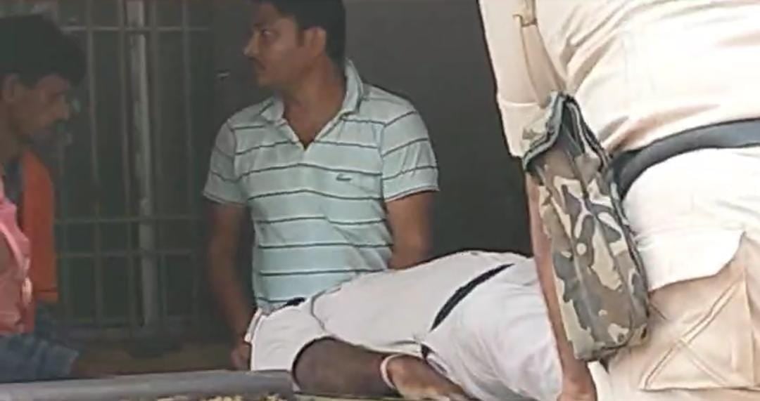 बैंक लूट के इरादे से खड़े दो अपराधी चढ़े पुलिस के हत्थे, तलाशी के दौरान फायरिंग में एक पुलिसकर्मी घायल