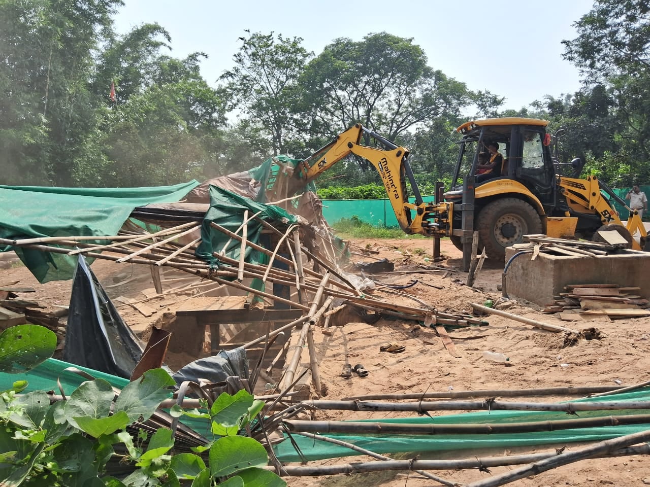 देवघर: अवैध आरा मिल पर चला वन विभाग का बुलडोजर,लकड़ी और औज़ार जब्त