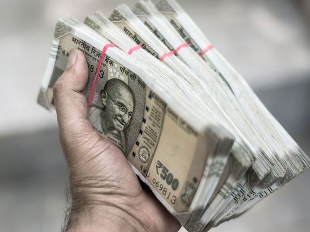 बाजार में ऑफरों की भरमार, हो रहा बोनस के भुगतान का इंतजार,जानिए धनबाद के बैंकों में कितने पैसे गिरेंगे