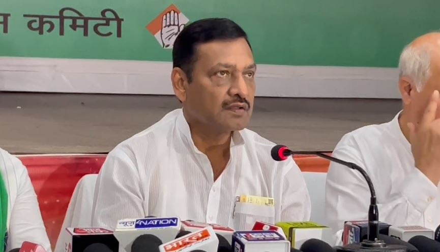 बीजेपी के कई नेताओं ने थामा कांग्रेस का दामन, अखिलेश प्रसाद सिंह ने दिलाई पार्टी की सदस्यता