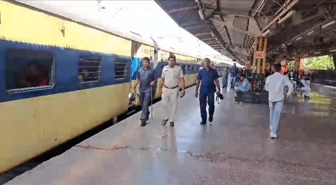 पटना: यात्री ट्रेन में बम रखे जाने की सूचना से मचा हड़कंप, रेलवे पुलिस कर रही है जांच