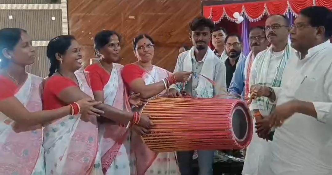 डॉ रामेश्वर उरांव की तरफ से तीन सौ खोड़हा के बीच किया गया मांदर वितरण