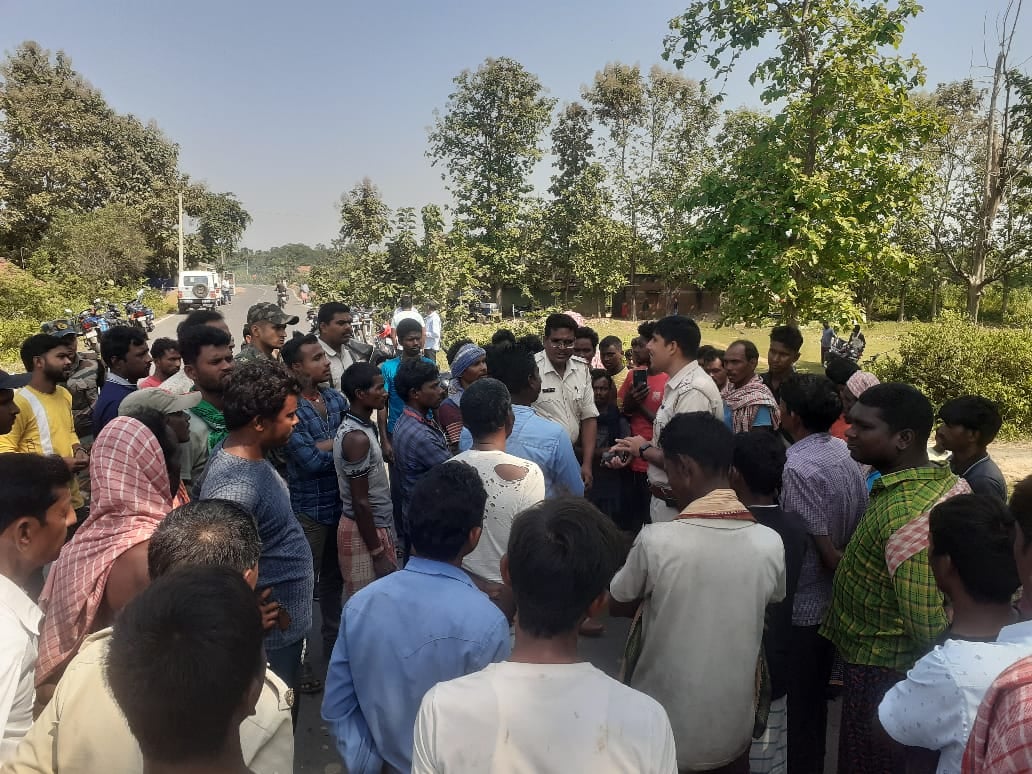 देवघर: कोयला लदा डम्फर की चपेट में आने से युवक की मौत, मुआवजा को लेकर आक्रोशित लोगों ने किया रोड जाम