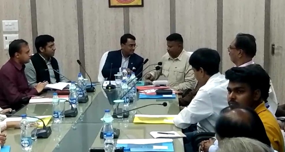 देवघर जिला प्रशासन की पूजा समितियों से आग्रह, पारंपरिक नदी तालाब की जगह अस्थाई तालाबों में करे मां की प्रतिमा का विसर्जन