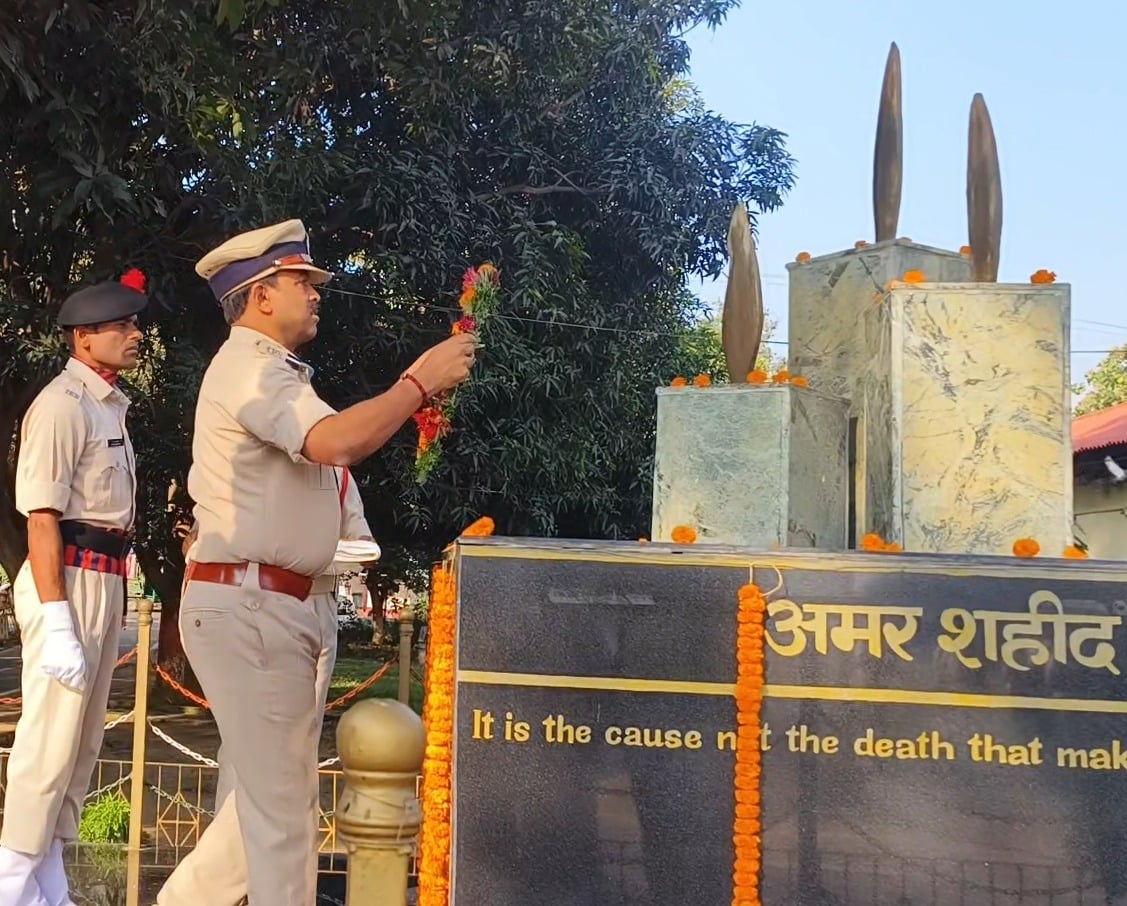 दुमका: संस्मरण दिवस पर पुलिस लाइन में श्रद्धांजलि सभा का आयोजन, शहीद जवानों को किया गया याद