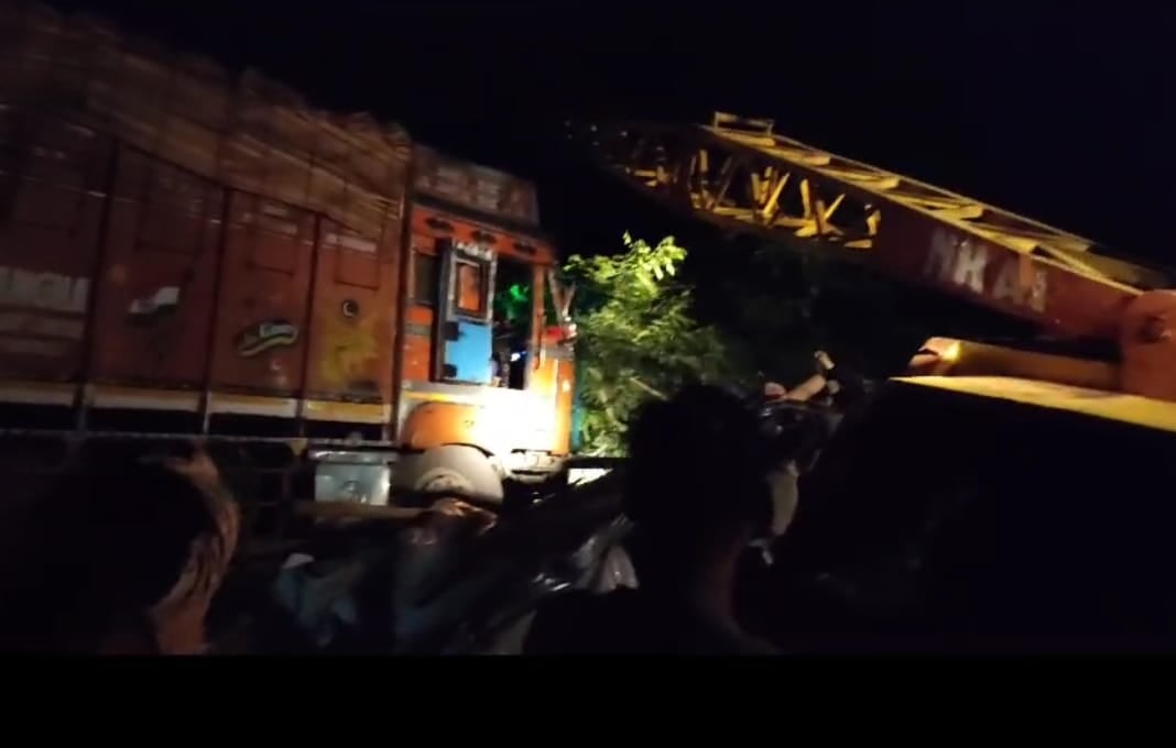 तोपचांची : दुकान में घुसा ट्रक और मालिक को साथ लेकर बढ़ाता चला गया ,जानिए फिर क्या हुआ