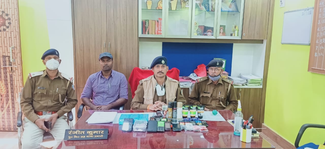 दुकान की छत काटकर मोबाइल और नकद चुराने वाला निकला नाबालिग