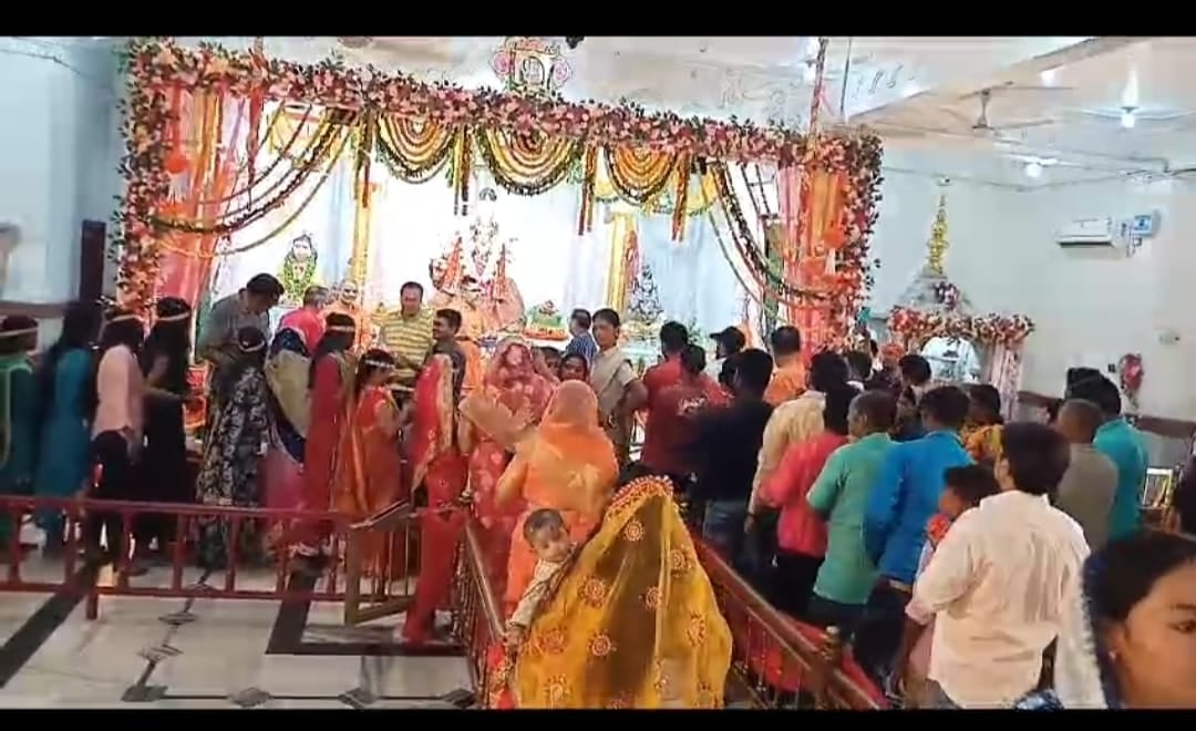 महाष्टमी का शुभ दिन -देवी स्थानों और पंडालों में उत्साह चरम की ओर