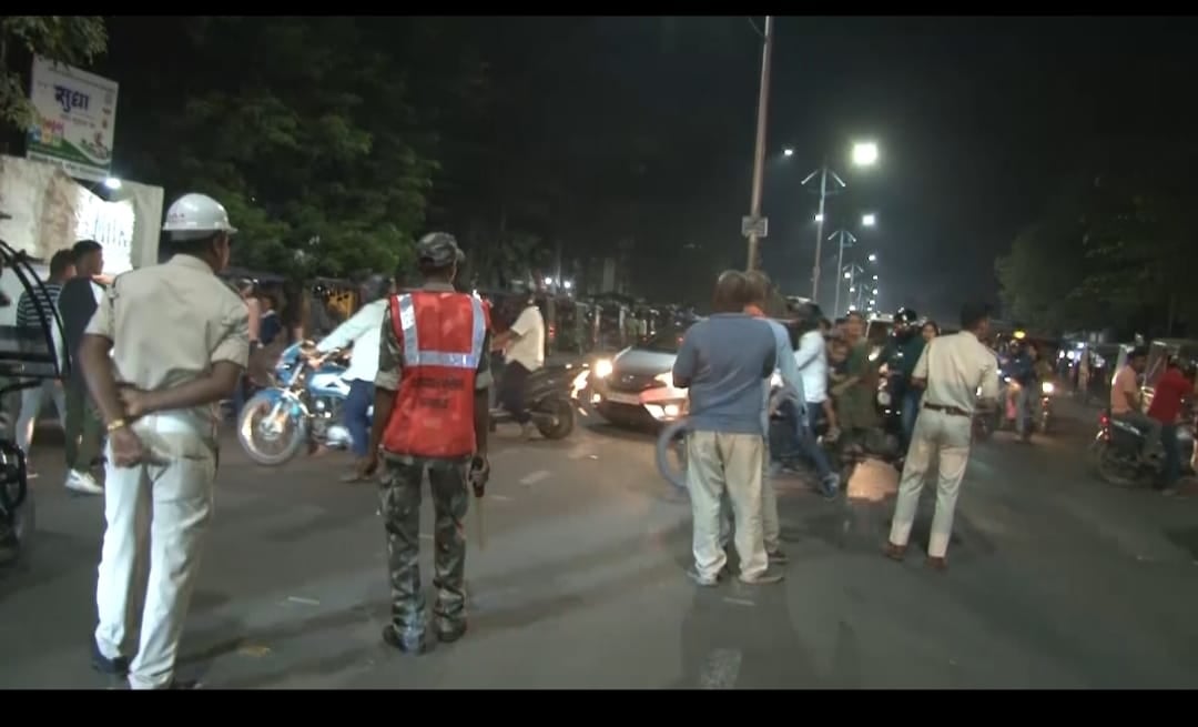 Navratri 2023 : पुलिस अधिकारी और जवान के लिए काम ही पूजा, बिना विचलित हुए 24 घंटे रहते हैं मुस्तैद