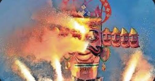 लोहरदगा- दुर्गा पूजा पंडालों में जुट रही है भक्तों की भीड़, जाने क्यों इस साल बदला गया है रावण दहन का स्थान