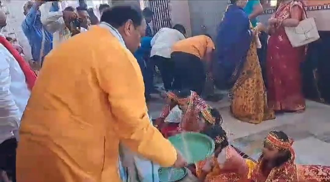 ओडिसा के राज्यपाल रघुवर दास ने किया कन्या पूजन, जनता को  दी दुर्गा पूजा की शुभकामनाएं