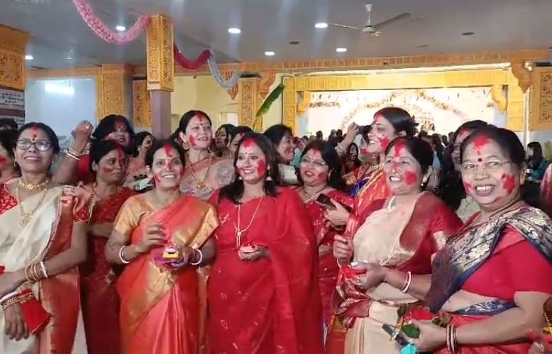 रांची : सिंदूर खेला के साथ मां दुर्गा को दी गई अंतिम विदाई, ढोल नगाड़ों के साथ गाती झूमती दिखी महिलाएं