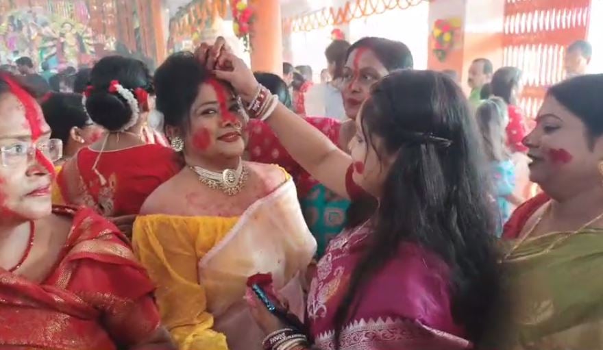 दुमका: नवरात्र पर बंगाली समाज का 'सिंदूर खेला',जानिए क्या है मान्यता