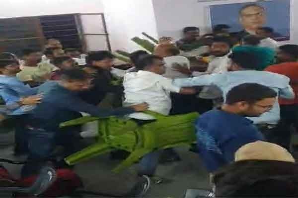 हजारीबाग : वकीलों के बीच जमकर हुई मारपीट, अब बार काउंसिल कर रहा कड़ी कार्रवाई की तैयारी