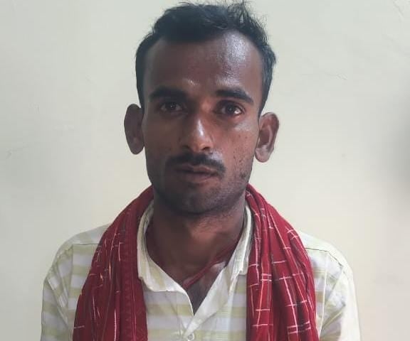 दुमका: आदिवासी छात्र की हत्या मामले के एक आरोपी ने कोर्ट में किया आत्मसमर्पण,पढें कब का है मामला