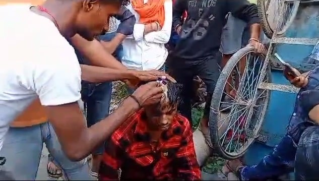 घऱ में घुसकर कर रहा था मोबाइल और सामान की चोरी, स्थानीय लोगों ने पकड़कर करा दिया मुंडन