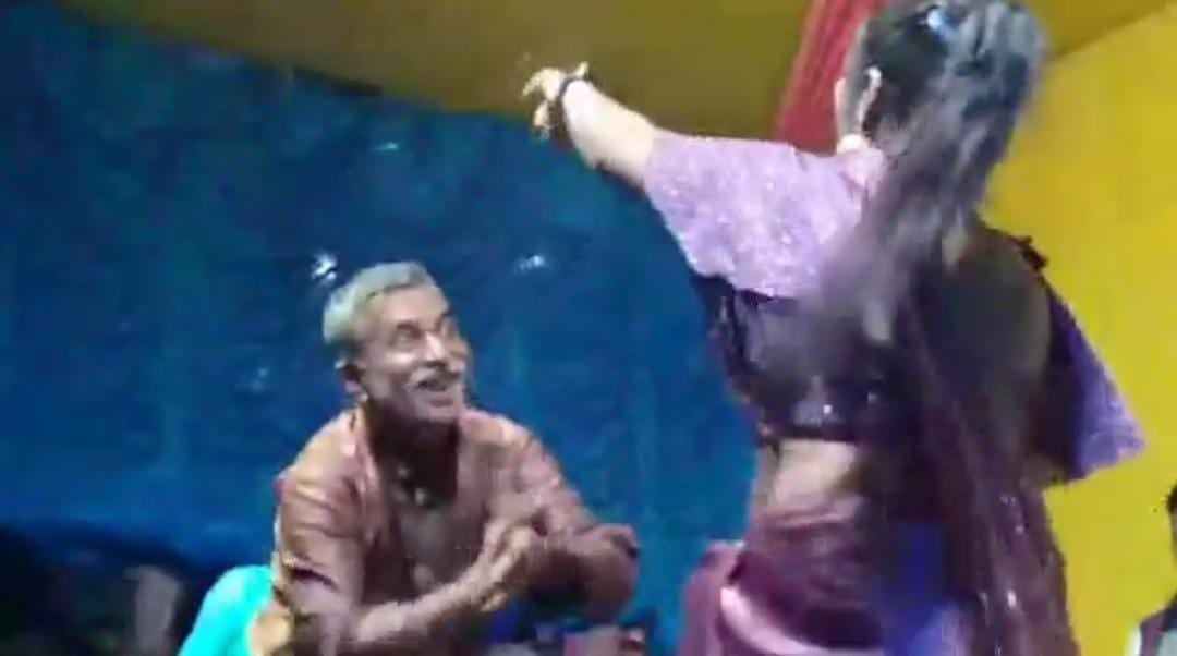 भागलपुर:मुखिया जी ने बार बालाओं के साथ जमकर लगाए ठुमके, वीडियो वायरल