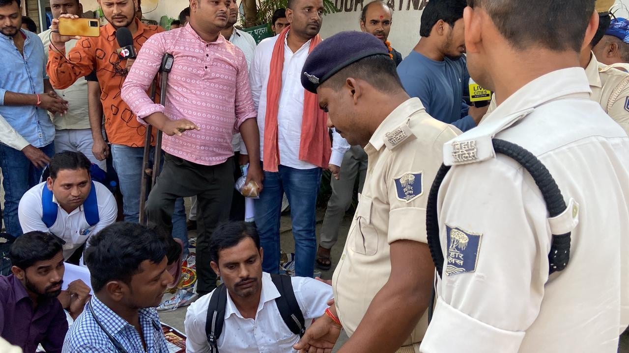 दिव्यांग अभ्यर्थियों ने बीपीएससी दफ्तर के बाहर दिया धरना, रिजल्ट में धांधली है वजह, जानिए पूरा मामला