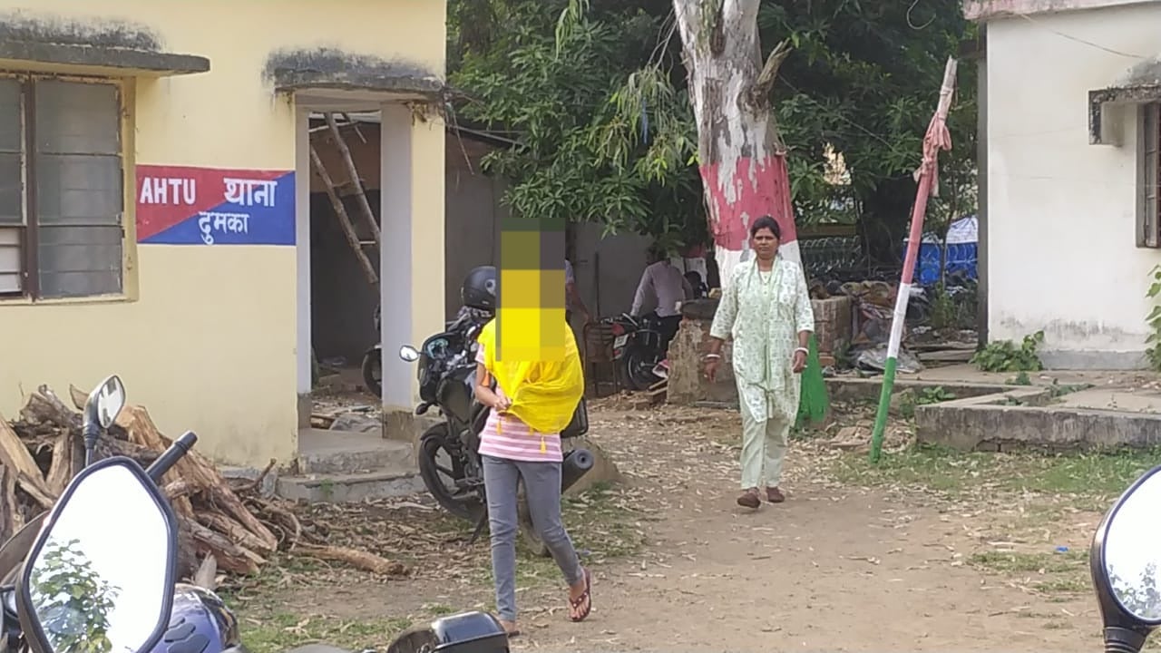 दुमका:  ज्वेलरी  शॉप संचालक के भाई ने युवती के साथ किया दुष्कर्म, आरोपी की गिरफ्तारी नहीं होने पर ABVP के सदस्यों ने आंदोलन की दी चेतावनी