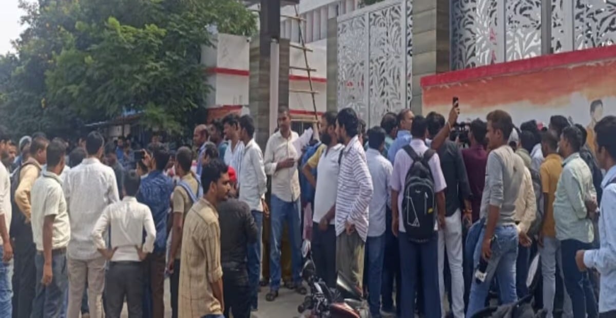 बिहार में नौकरी घोटाले को लेकर शिक्षकों का प्रदर्शन, वहीं दूसरी तरफ बिहार सरकार मेगा इवेंट का कर रही आयोजन