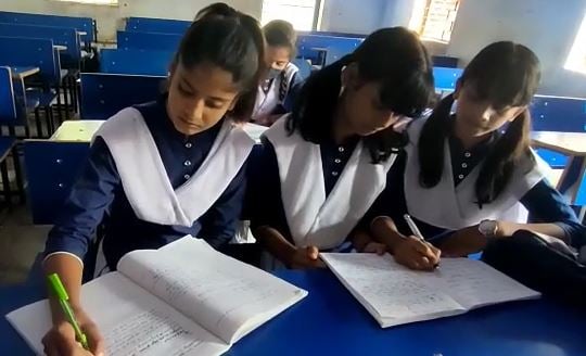 बिना टॉयलेट का है चतरा का यह गर्ल्स स्कूल, डर के साए में पढ़ती बेटियां