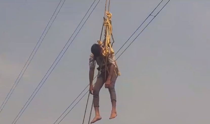 देवघर: आखिरकार कड़ी मसक्कत के बाद टावर से उतारा गया युवक, एनडीआरएफ और प्रशासन के सहयोग की हो रही है सराहना