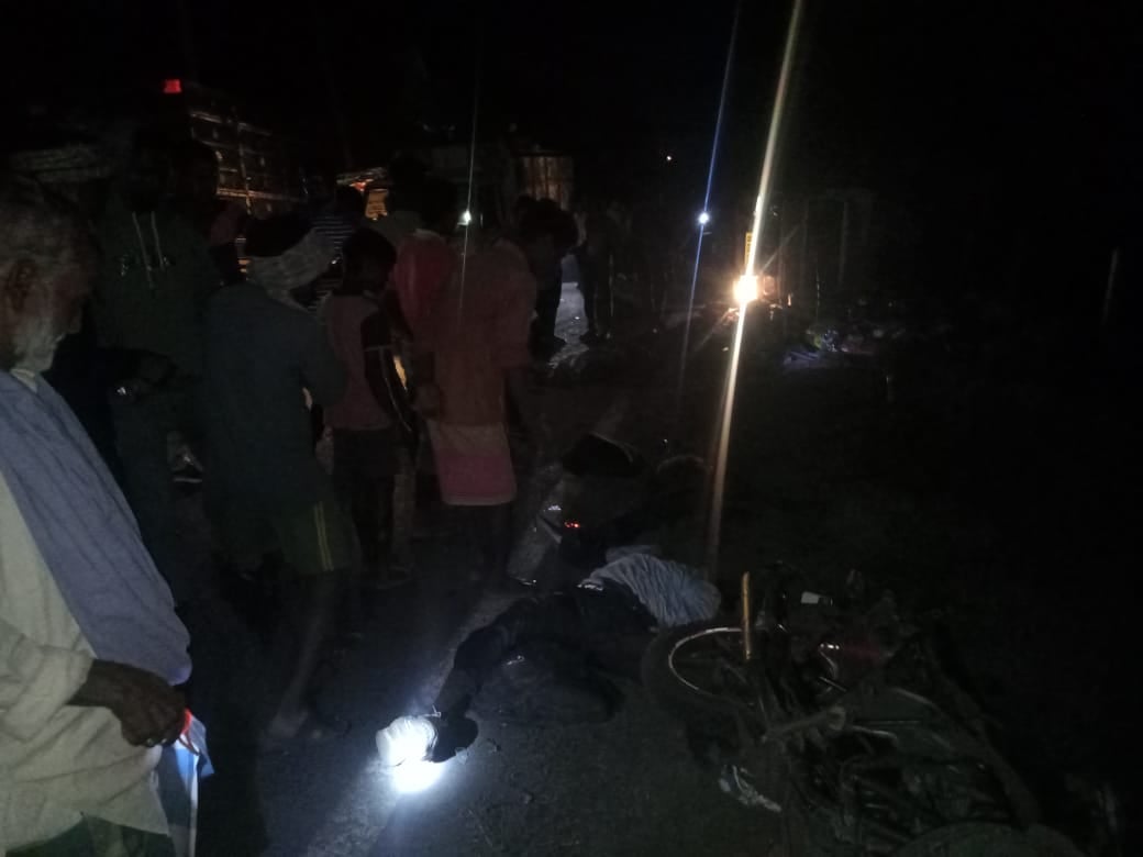 दुमका: सड़क हादसे में चाचा-भतीजा समेत तीन की मौत, रोड जाम कर परिजन मुआवजे की कर रहे मांग