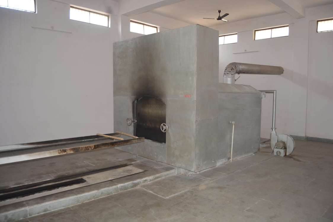 DHANBAD: जीते जी तो मूलभूत सुविधाओं के लिए लड़ते झगड़ते, मरने के बाद भी नहीं होता ढंग से अंतिम संस्कार,जानिए अत्याधुनिक शवदाह गृह का हाल