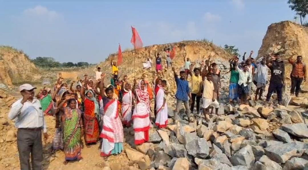 जमशेदपुर:खनन के खिलाफ सड़क पर उतरे ग्रामीण, झंडा गाड़कर किया प्रदर्शन