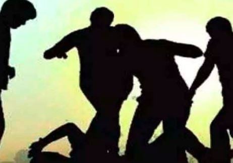 लातेहार में मुखिया से हथियार के बल पर लूटपाट, लाठी-डंडे औऱ कुदाल से मारने का आरोप