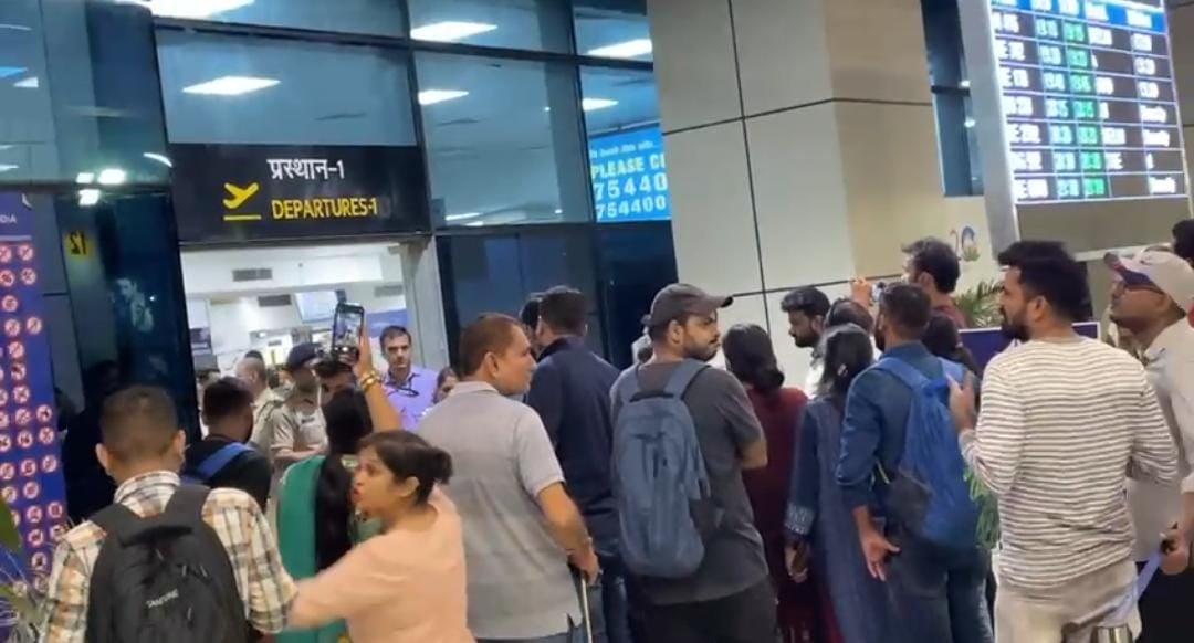 पटना:विमान में आई तकनीकी खराबी की वजह से रद्द हुई कई उड़ान, यात्रियों ने एयरपोर्ट पर किया हंगामा