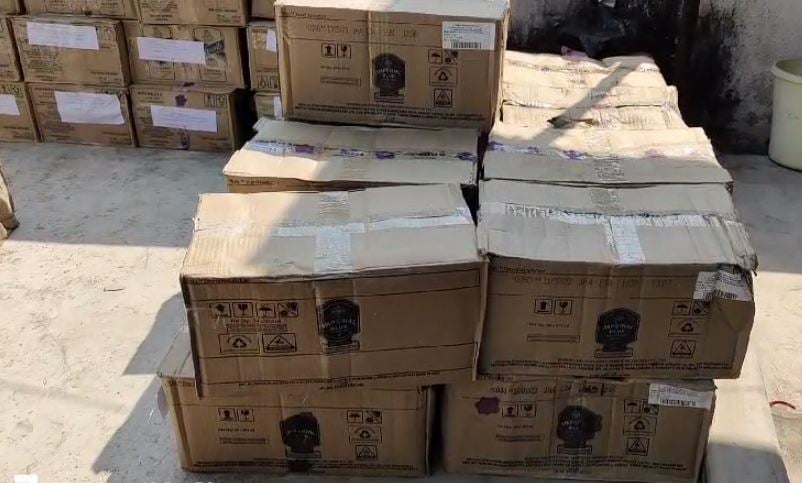 चतरा: सब्जी की आड़ में हो रही थी शराब तस्करी, पुलिस ने विभिन्न कंपनियों के नकली अंग्रेजी शराब किया बरामद