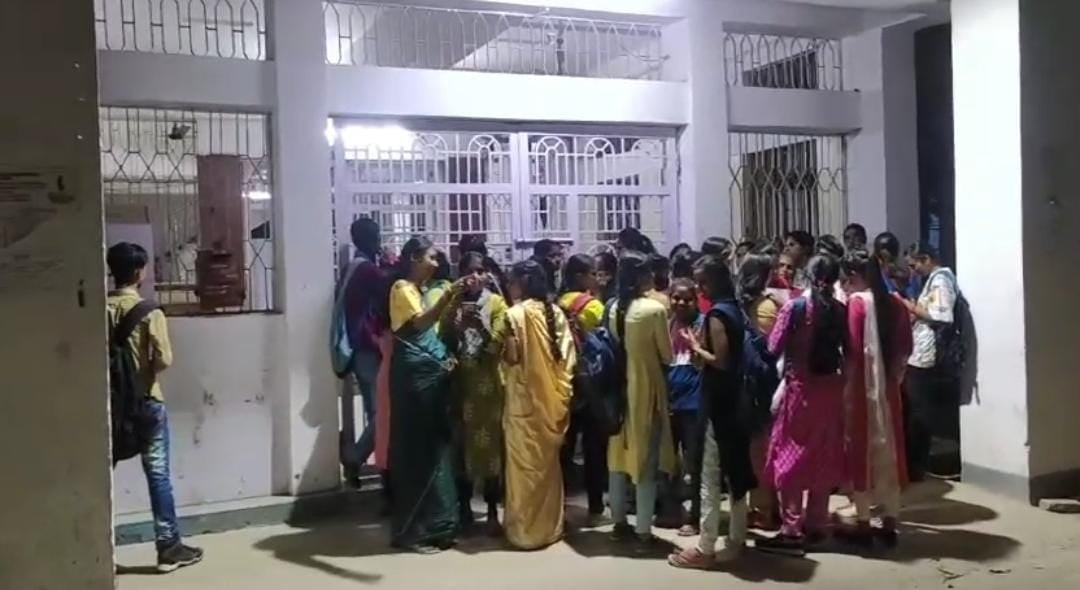 भागलपुर:मार्क्स शीट नहीं मिलने पर तिलकामांझी विश्वविद्यालय की छात्राओं का फूटा गुस्सा, मुख्य द्वार को बंदकर किया हंगामा