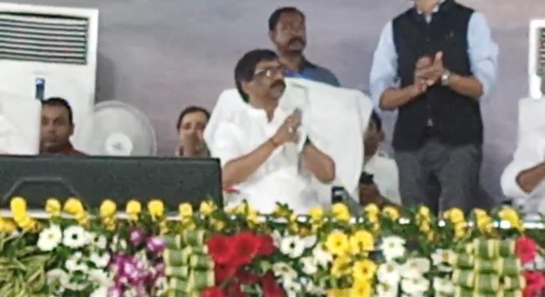 दो दिवसीय दौरे पर दुमका पहुंचे सीएम हेमन्त सोरेन, मयूराक्षी नदी पर बने राज्य के सबसे लंबे पुल का किया लोकार्पण