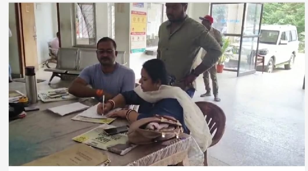 DHANBAD: कांग्रेस नेता रणविजय सिंह के बेटे ने चमकाये हथियार, जानिए किसे दी धमकी