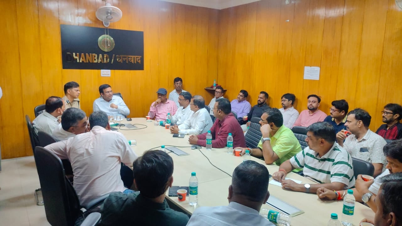 BREAKING: धनबाद जिला और पुलिस प्रशासन से वार्ता के बाद कारोबारियों ने हड़ताल कॉल्ड ऑफ किया