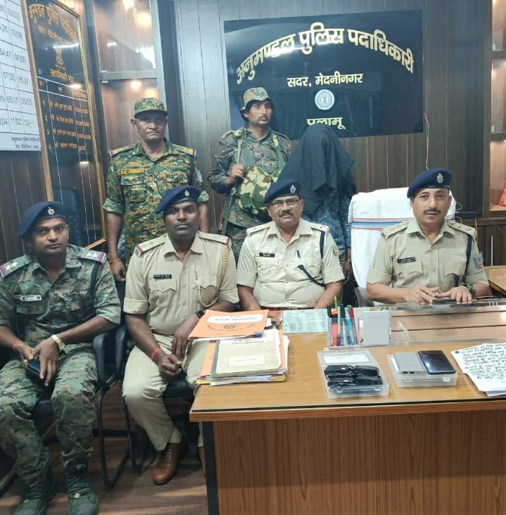 पलामू में TSPC नक्सली संगठन का सक्रिय सदस्य गिरफ्तार, नक्सली पर्चा सहित ये समान बरामद