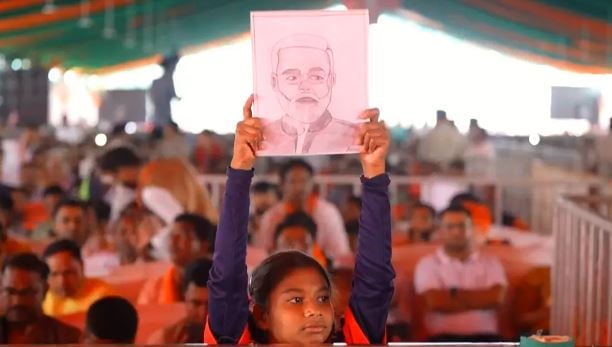 पीएम मोदी की तस्वीर बना लहरा रही थी बच्ची, प्रधानमंत्री मोदी ने कहा –“अपना पता लिख दो, मैं तुम्हें चिट्ठी लिखूंगा