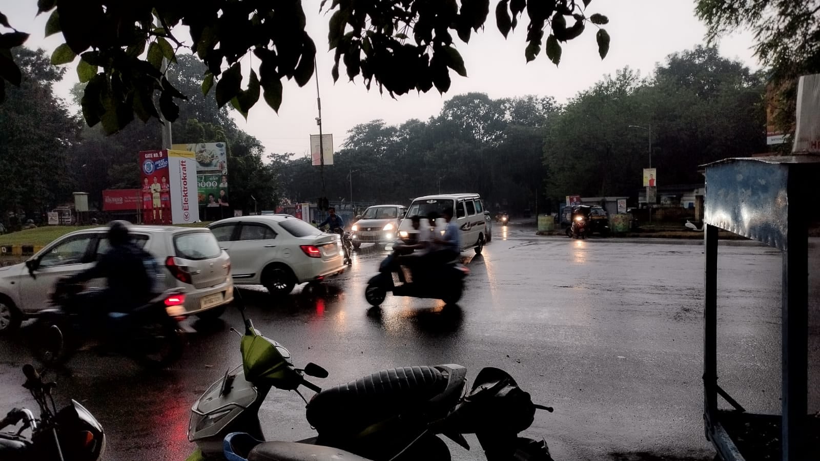 Jamshedpur weather update:लौहनगरी में शुरु हुई झमाझम बारिश, दिन में दिखा रात का नजारा
