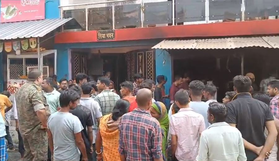 दुमका के मिठाई दुकान में एलपीजी सिलेंडर से लगी आग, लाखों का नुकसान