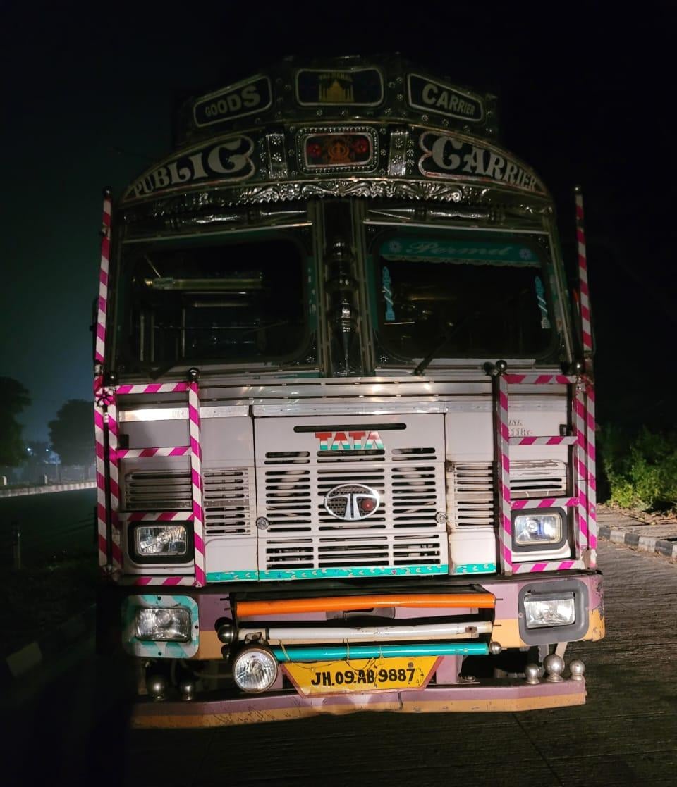 धनबाद: जिला खनन टास्क फोर्स  की टीम उतरी सड़क पर, जब्त हुआ अवैध कोयला और बालू