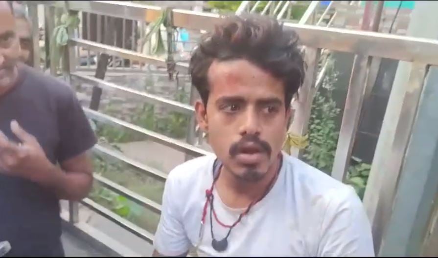 देवघर में सरेआम चेन छिनतई करते रंगे हाथ धराया युवक, लोगों ने जमकर की पिटाई